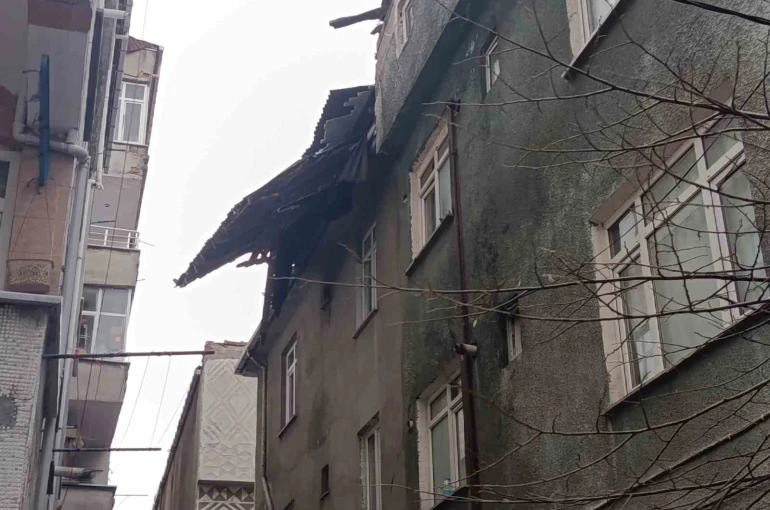 Fırtınanın etkisiyle uçan çatı paniğe yol açtı 