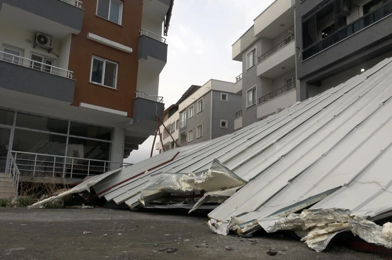 Fırtınanın uçurduğu çatı araçlara zarar verdi: O anlar kamerada 