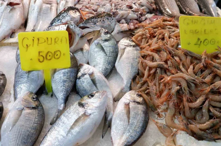 Foça Balık Hali’nde kış sezonu:"Sardalya ve uskumru zamanı" 