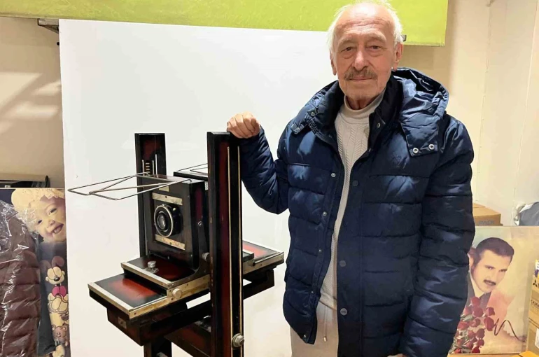 Fotoğrafçılık mesleğini 53 yıldır sürdürüyor 