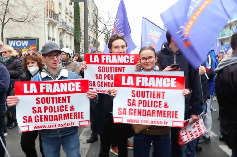 Fransa’da binlerce kişiden polise destek ve kaynak yetersizliğine dikkat çekmek için yürüyüş