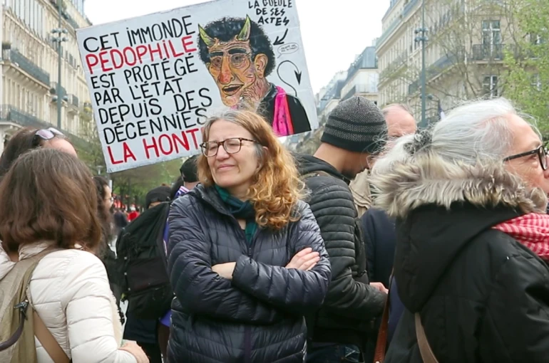Fransa’da çocuk istismarlarına karşı "Çocuğuma Dokunma" protestosu