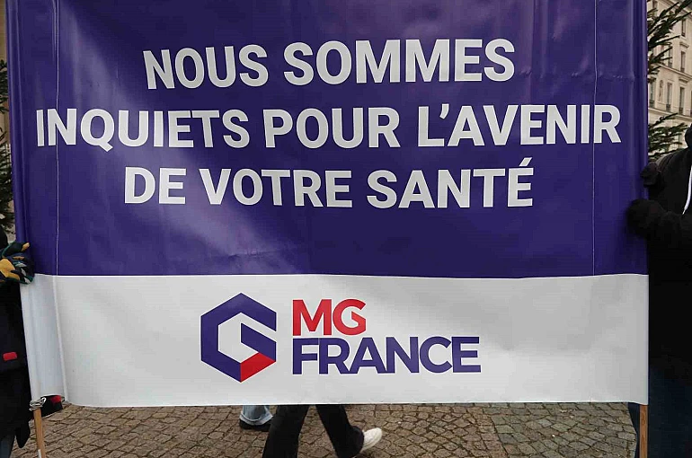 Fransa’da doktorlar 10 günlük grev kapsamında Paris’in sokaklarını doldurdu 