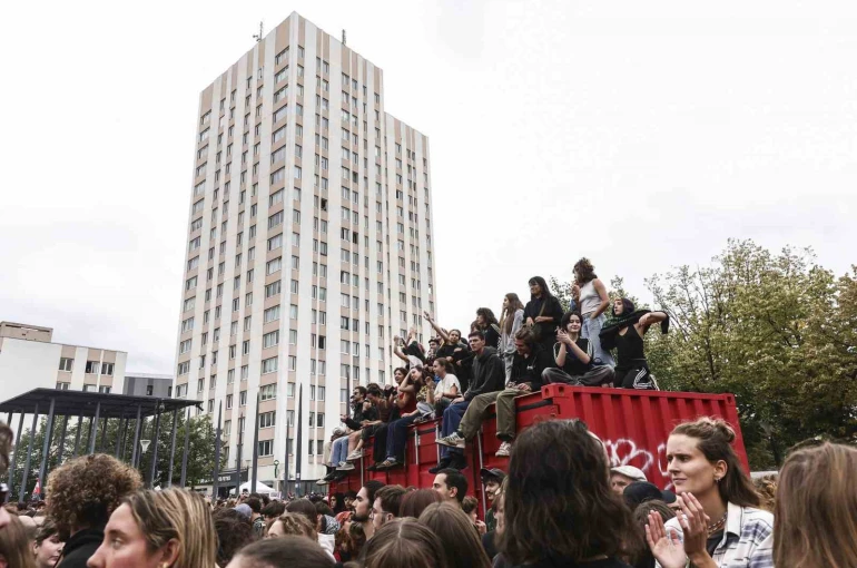 Fransa’da hükümetin kemer sıkma politikasına yönelik protestolarda 675 gözaltı