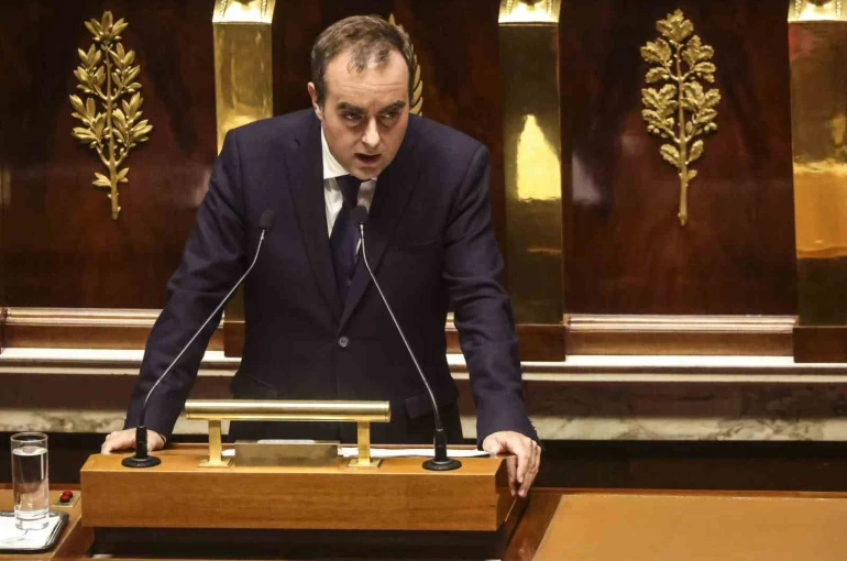 Fransa’da tartışmalı emeklilik reformu askıya alınacak