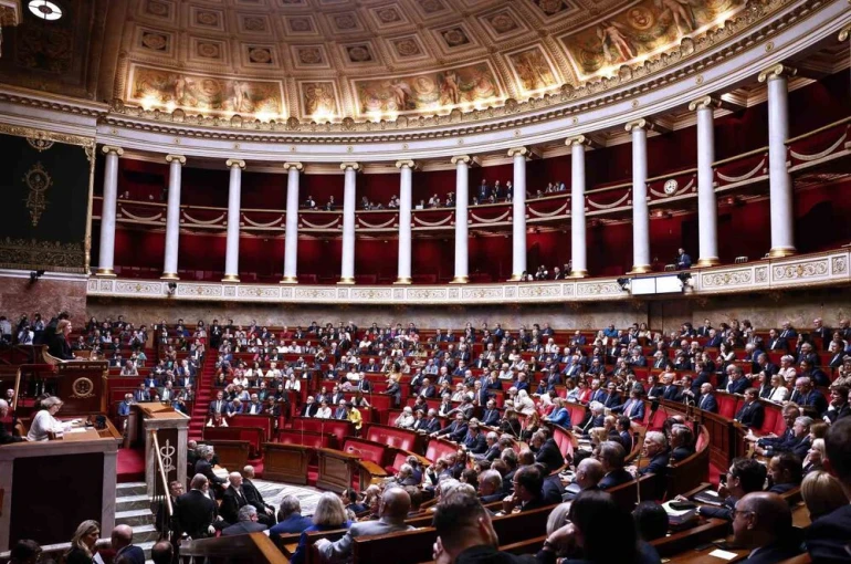 Fransa’da tartışmalı emeklilik reformu askıya alındı 