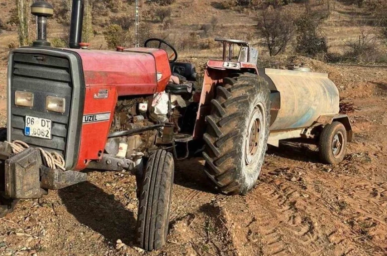Fren boşalan traktörü durdurmak isterken yaralandılar 