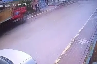 Freni boşalan kamyon dehşet saçtı: Yaşlı adam feci şekilde can verdi