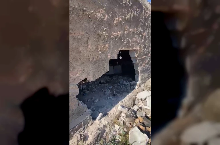 Freni boşalan traktör eve daldı