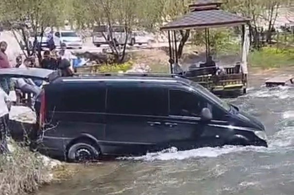 Freni boşalınca çaya giren minibüs traktör yardımıyla kurtarıldı 