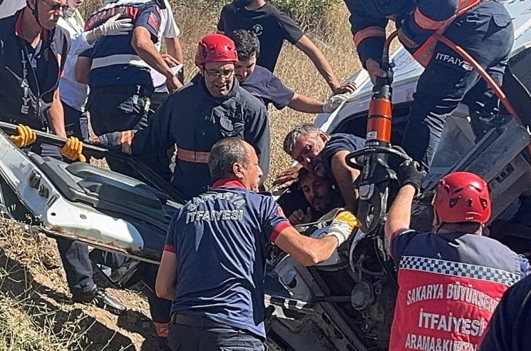 Freni patlayan şeftali yüklü kamyon, otomobilin üzerine devrildi: 6 yaralı