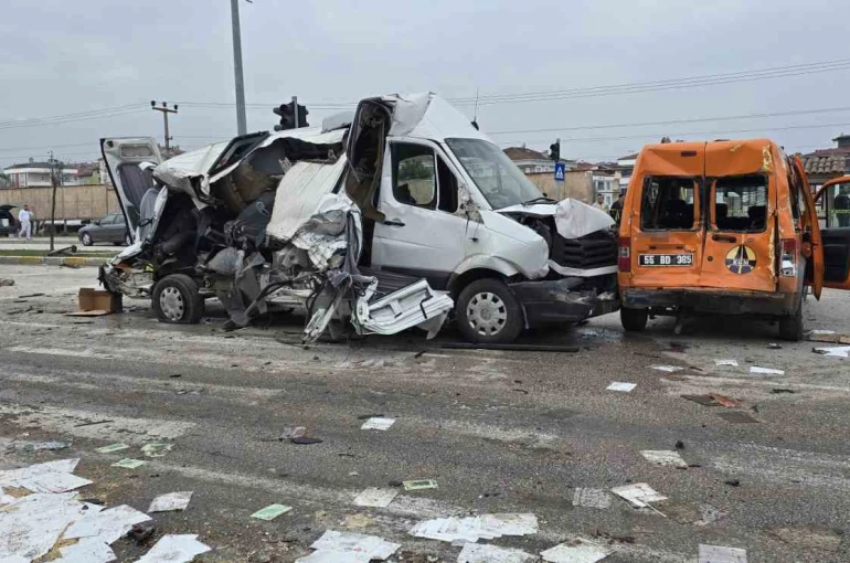 Freni patlayan tır dehşet saçtı: Öğrenci servisi dahil 7 araç birbirine girdi, 18 yaralı 