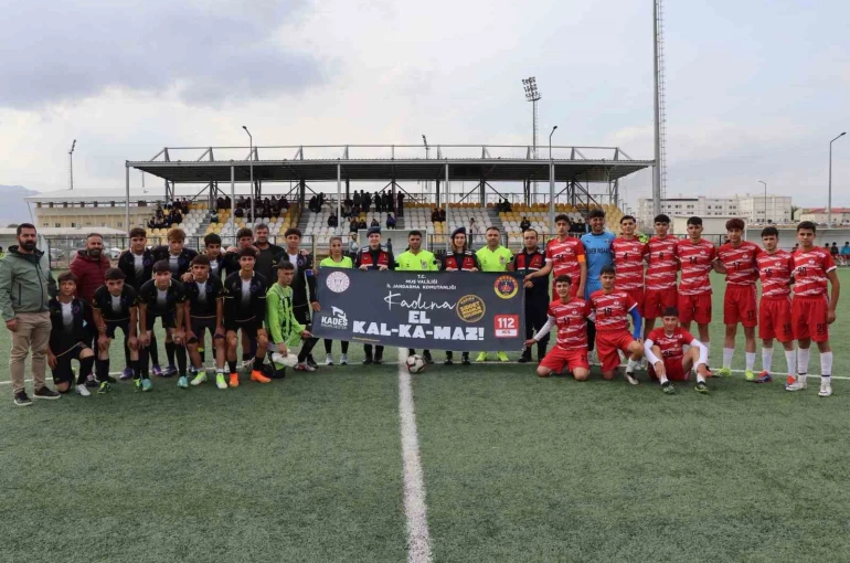Futbol maçında "Kadına El Kalkamaz" farkındalığı 