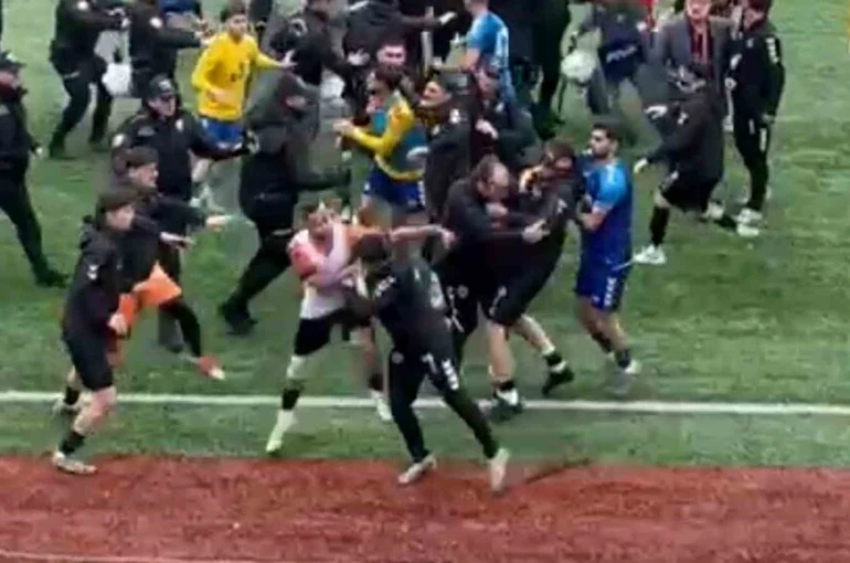 Futbol sahası ringe döndü, 24 kırmızı kart çıktı 