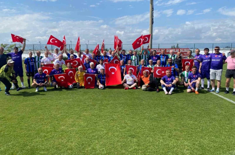 Futbol sahasında dostluklar rüzgarı esti 