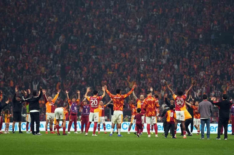 Galatasaray, derbi galibiyetini taraftarıyla kutladı 