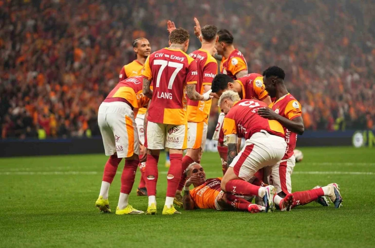 Galatasaray evindeki yenilmezlik serisini derbide sürdürdü 
