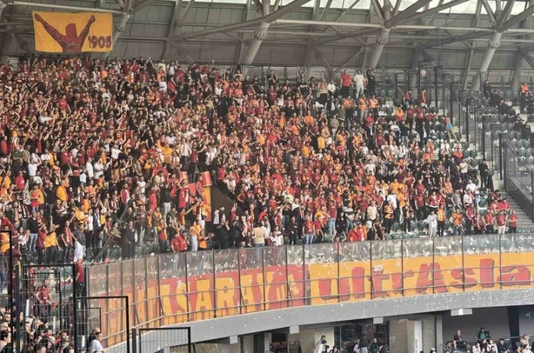 Galatasaray taraftarından Selçuk İnan tezahüratı 