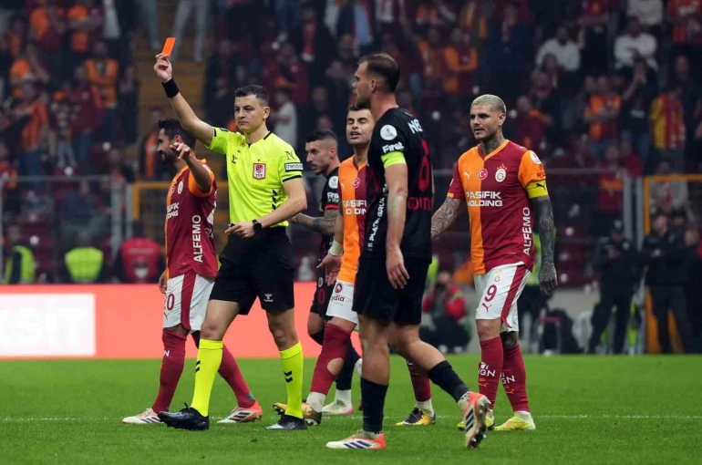 Galatasaray’da Roland Sallai kırmızı kart gördü 