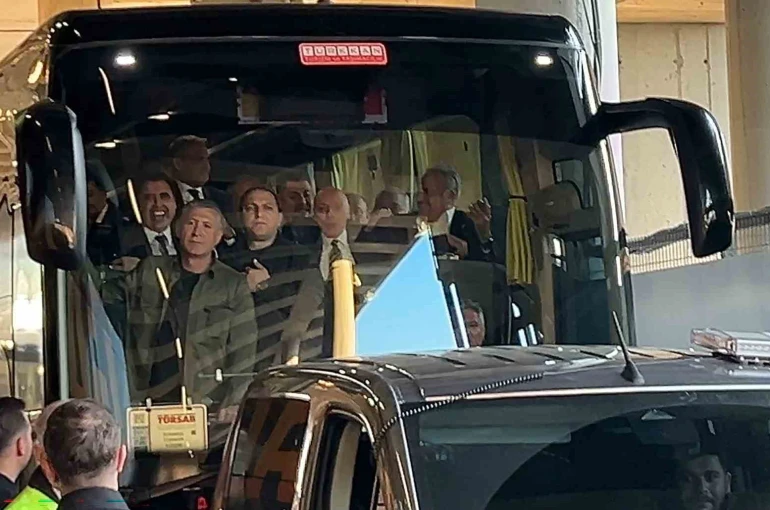 Galatasaraylı yöneticiler, Fenerbahçeli yöneticileri karşıladı 