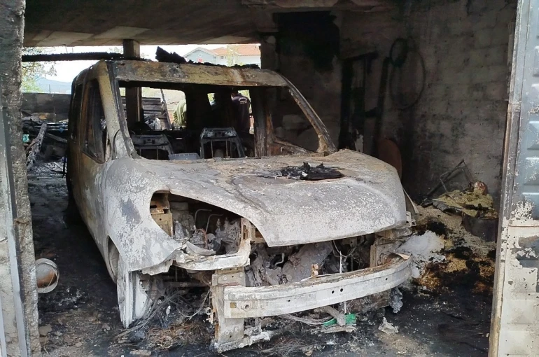 Garajda alevlere teslim olan 2 araç ve motosiklet kullanılmaz hale geldi 