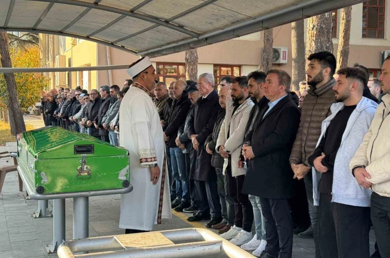 Gazeteci Çetinkaya’nın eşi Esra Çetinkaya son yolculuğuna uğurlandı 