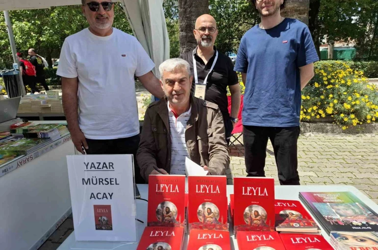 Gazeteci Mürsel Acay İzmir Kitap Fuarında okurlarıyla buluştu 