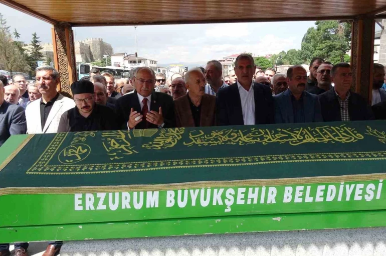 Gazeteci Öztürk Akkök dualarla uğurlandı 