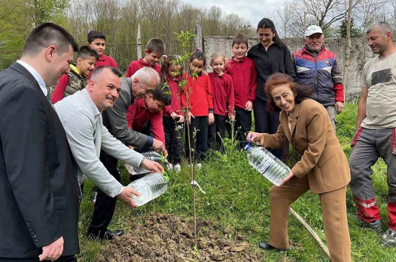 Gazeteciler, 19 yıl önce tadilat ettirdikleri okulda öğrencilerle buluşup hediye dağıttı 