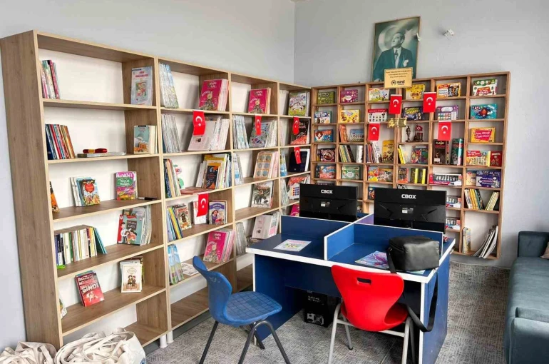 Gazetecilerden köy okuluna kütüphane 