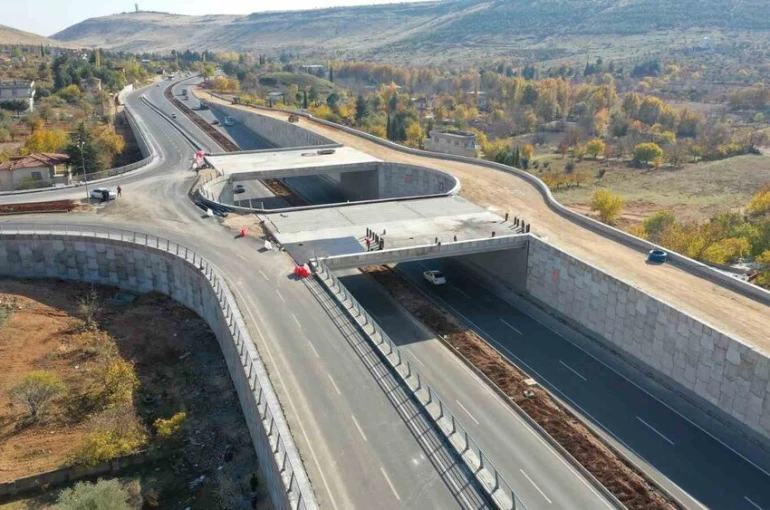 Gaziantep Büyükşehir, köprülü kavşak yatırımlarını kent genelinde sürdürüyor 