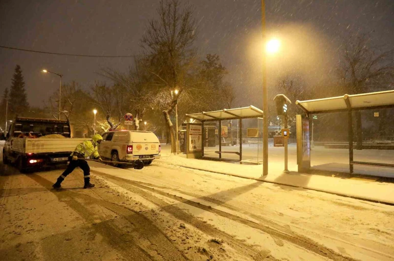 Gaziantep Büyükşehir yoğun kar yağışında tüm ekipleriyle sahada 