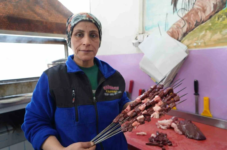 Gaziantep’in kadın ciğer ustası müşterilerden tam not alıyor 