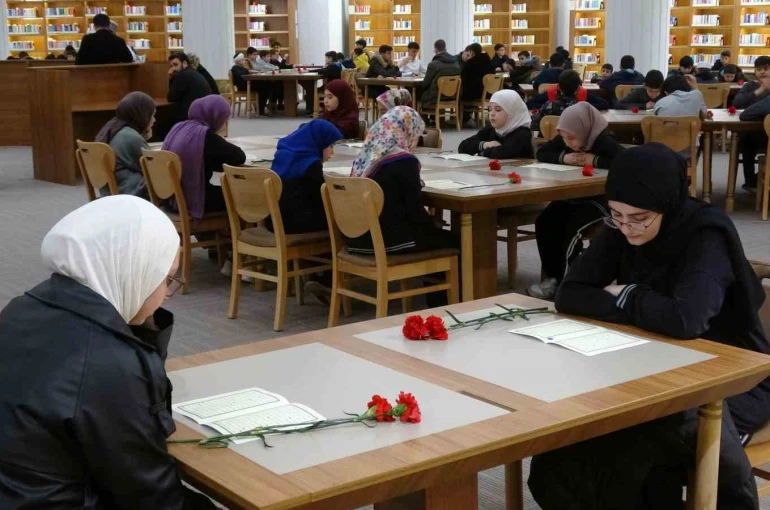 Gaziantep’te 302 öğrenci aynı anda Kuran-ı Kerim’i hatim etti 