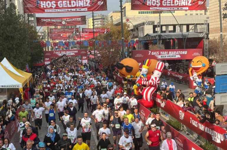 Gaziantep’te 7. Gazi Yarı Maratonu bin 498 sporcunun katılımıyla başladı 