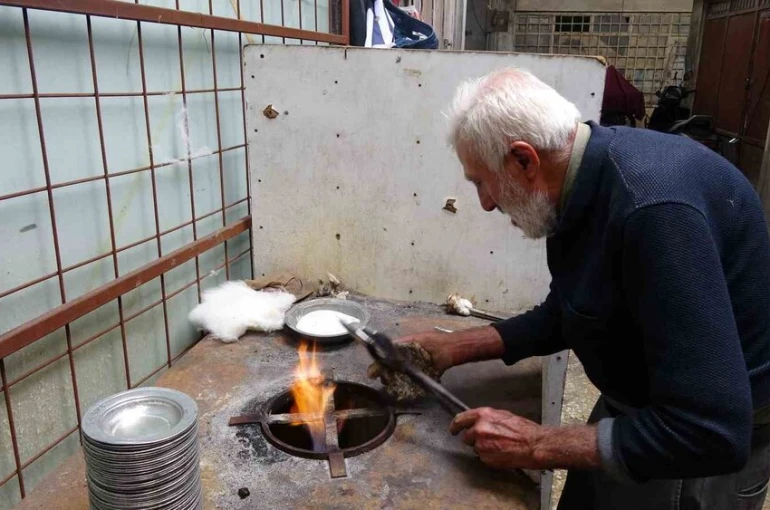 Gaziantep’te 80 yaşındaki kalay ustası mesleğini 70 yıldır sürdürüyor 