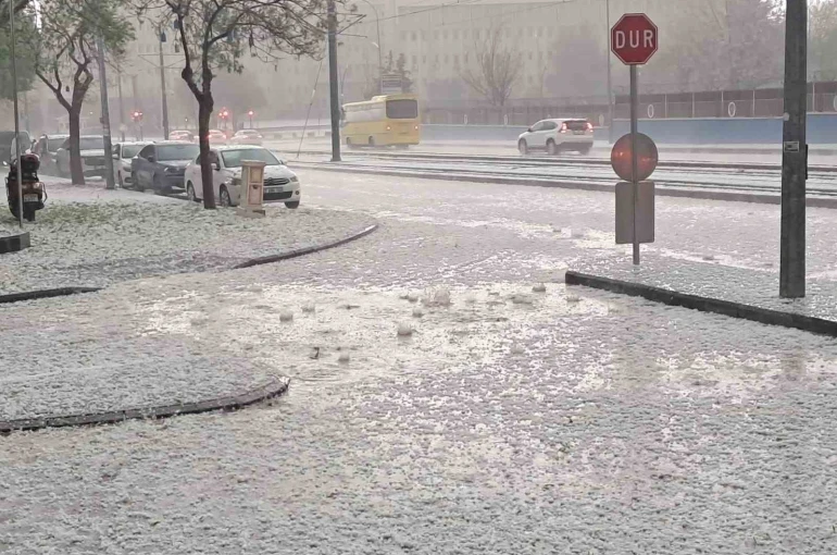 Gaziantep’te ceviz büyüklüğünde dolu yağdı 
