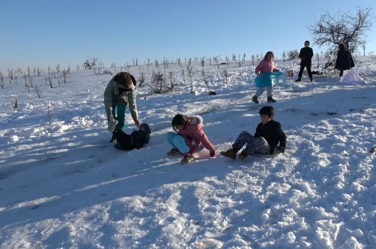 Gaziantep’te çocuklar tepsi, poşet ve leğenlerle kayarak eğlendi 