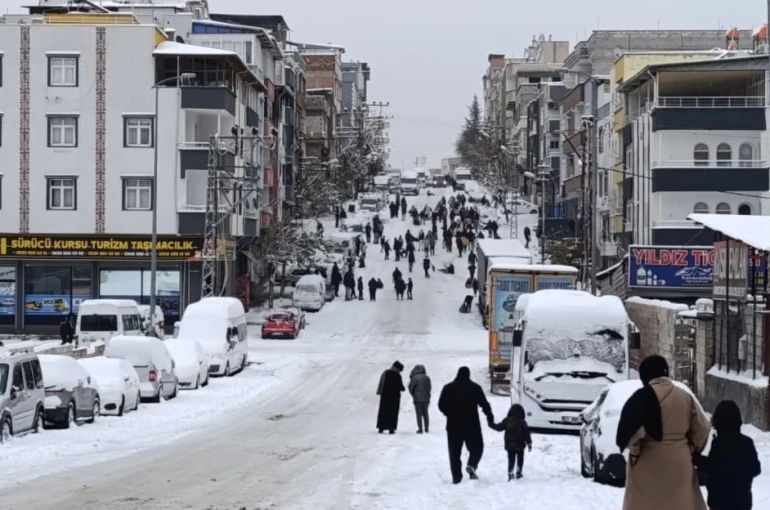 Gaziantep’te çocukların kar keyfi: Tepsi, poşet, leğen ve tahta ile kayak yaptılar