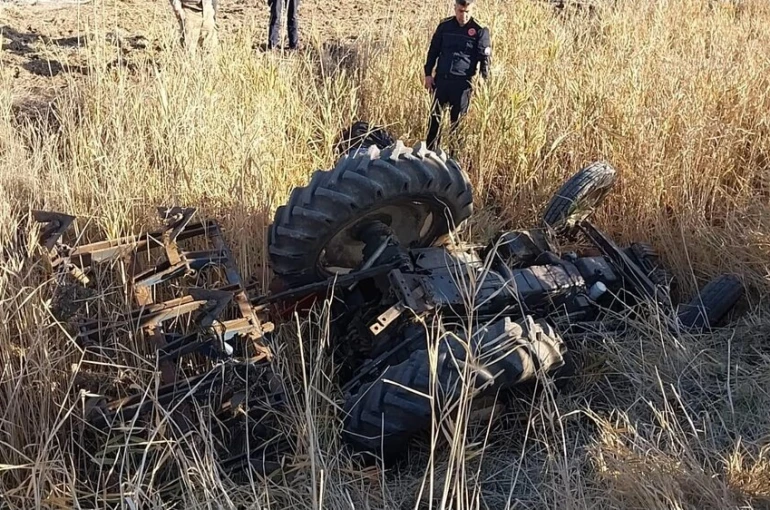 Gaziantep’te devrilen traktörün sürücüsü hayatını kaybetti