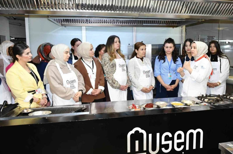 Gaziantep’te ‘ebe gebe el ele’ vererek pirpirim aşı yaptı 