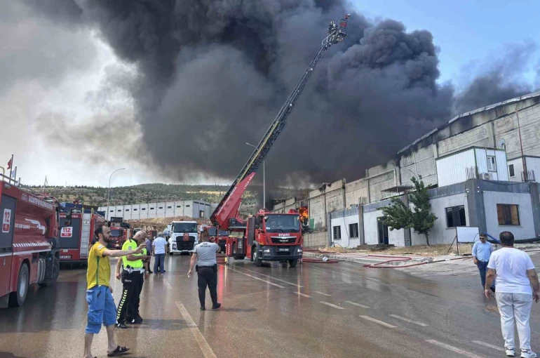 Gaziantep’te fabrika yangını: Ekiplerin müdahalesi sürüyor 