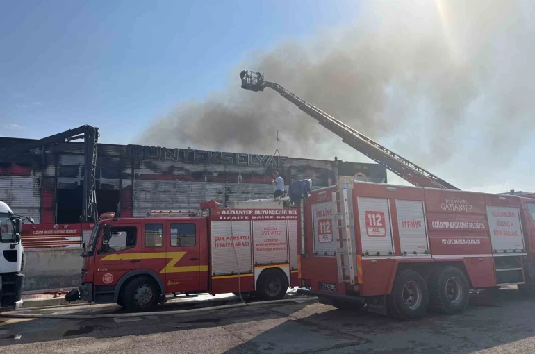 Gaziantep’te fabrika yangını söndürüldü