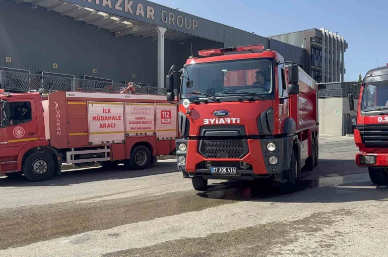 Gaziantep’te fabrika yangınında 2 kişi dumandan etkilendi