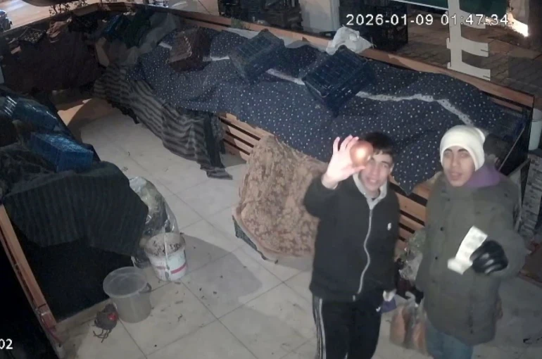 Gaziantep’te gençlerden duygulandıran örnek davranış: Soğan aldılar, parasını kameraya gösterip bıraktılar