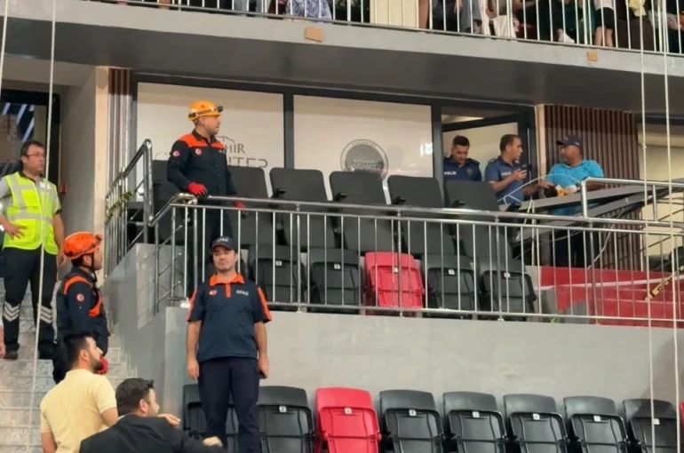 Gaziantep’te iki tribün arasındaki ahşap dekorasyon düştü: 7 yaralı