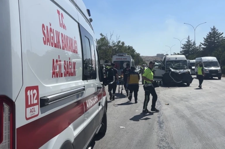 Gaziantep’te işçi servisi tıra arkadan çarptı: 11 yaralı