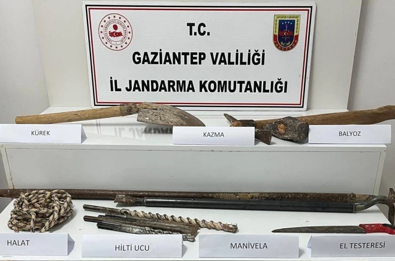 Gaziantep’te kaçak kazı yapan 2 şahsı jandarma yakaladı 