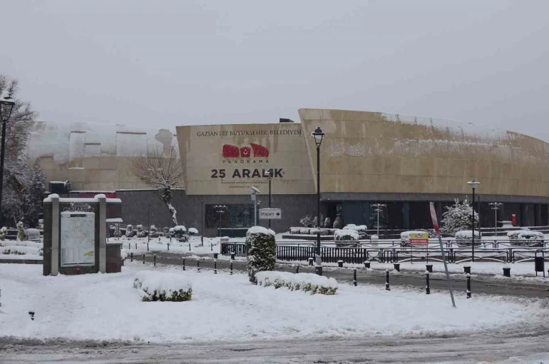 Gaziantep’te kar yağışı sonrası yollar boş kaldı 