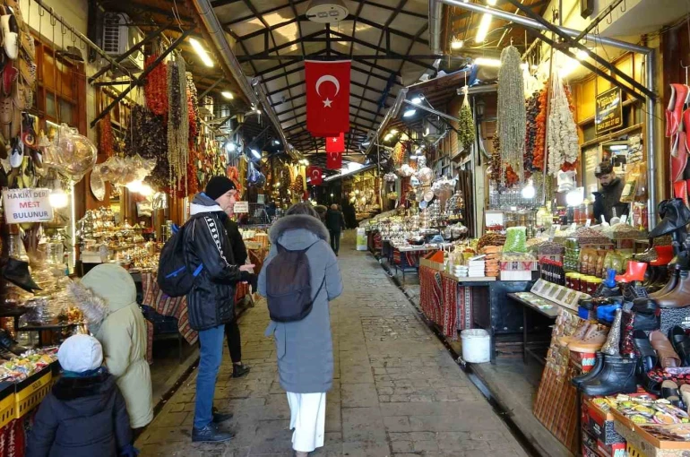 Gaziantep’te kar yağışı tarihi çarşıları sessizliğe bürüdü